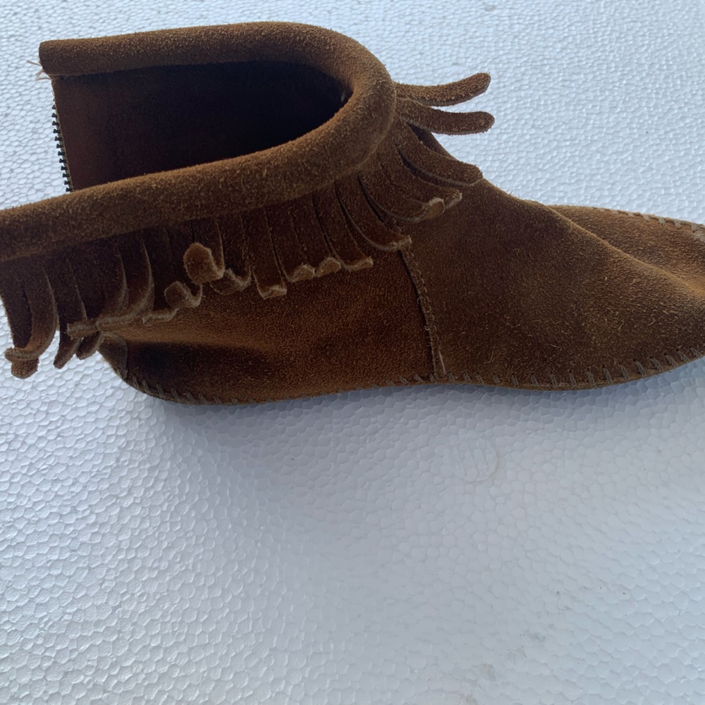 Brown leather Minnetonka moccasins, size 6, gently worn